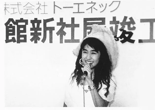 イメージソングを披露する姫乃樹リカさん