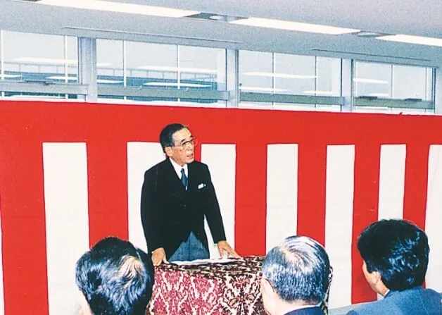 本店別館竣工式で挨拶する塚田社長