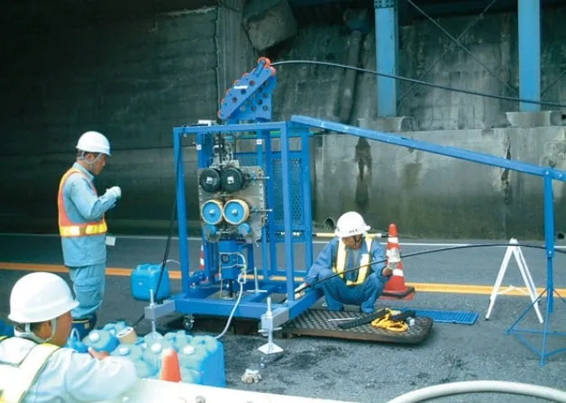ケーブル増設の新工法(引張っ太郎での作業)