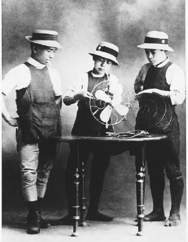 明治初期の電器修理工の写真