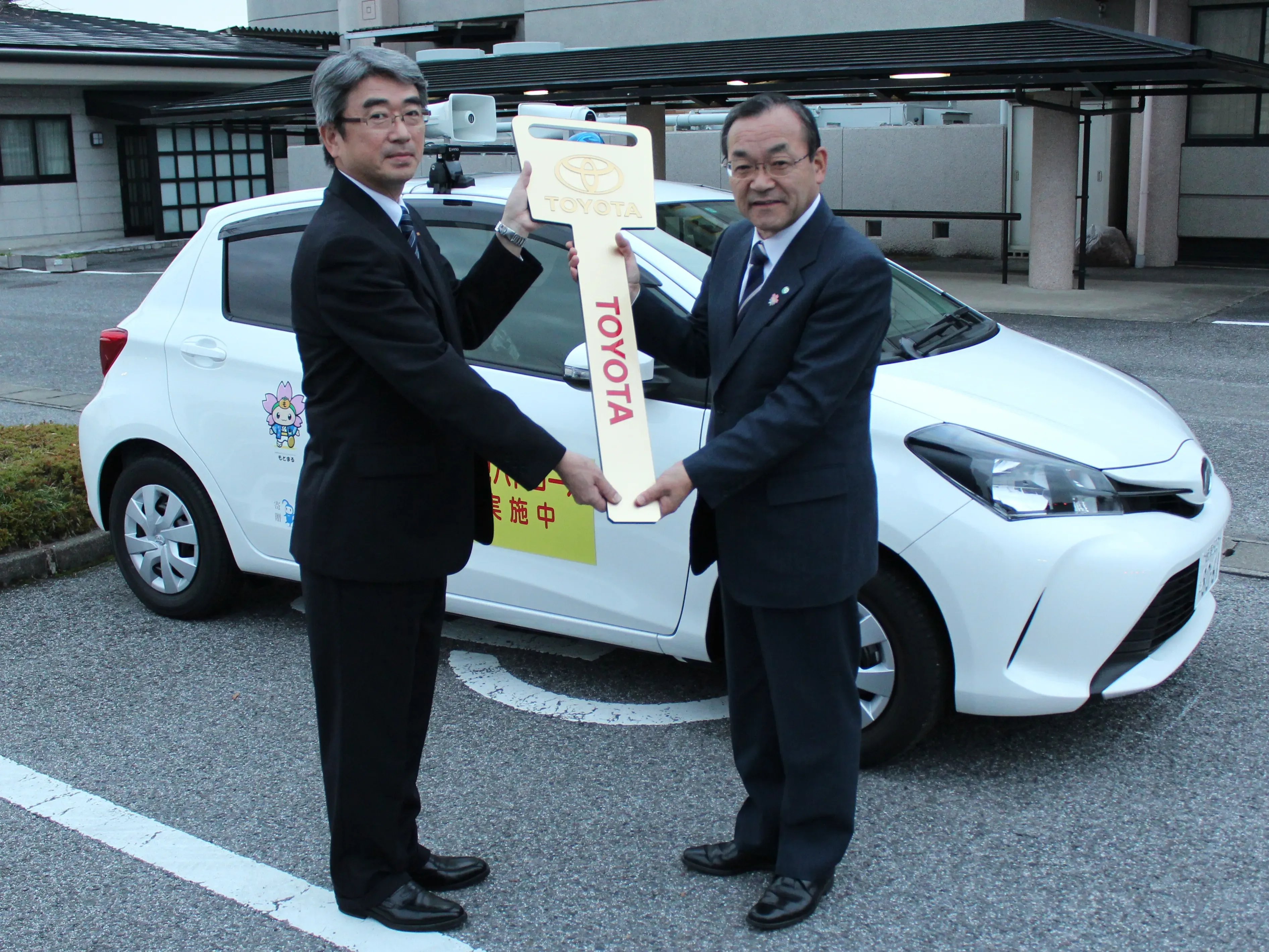 青色回転灯装備車(青パト)の寄贈