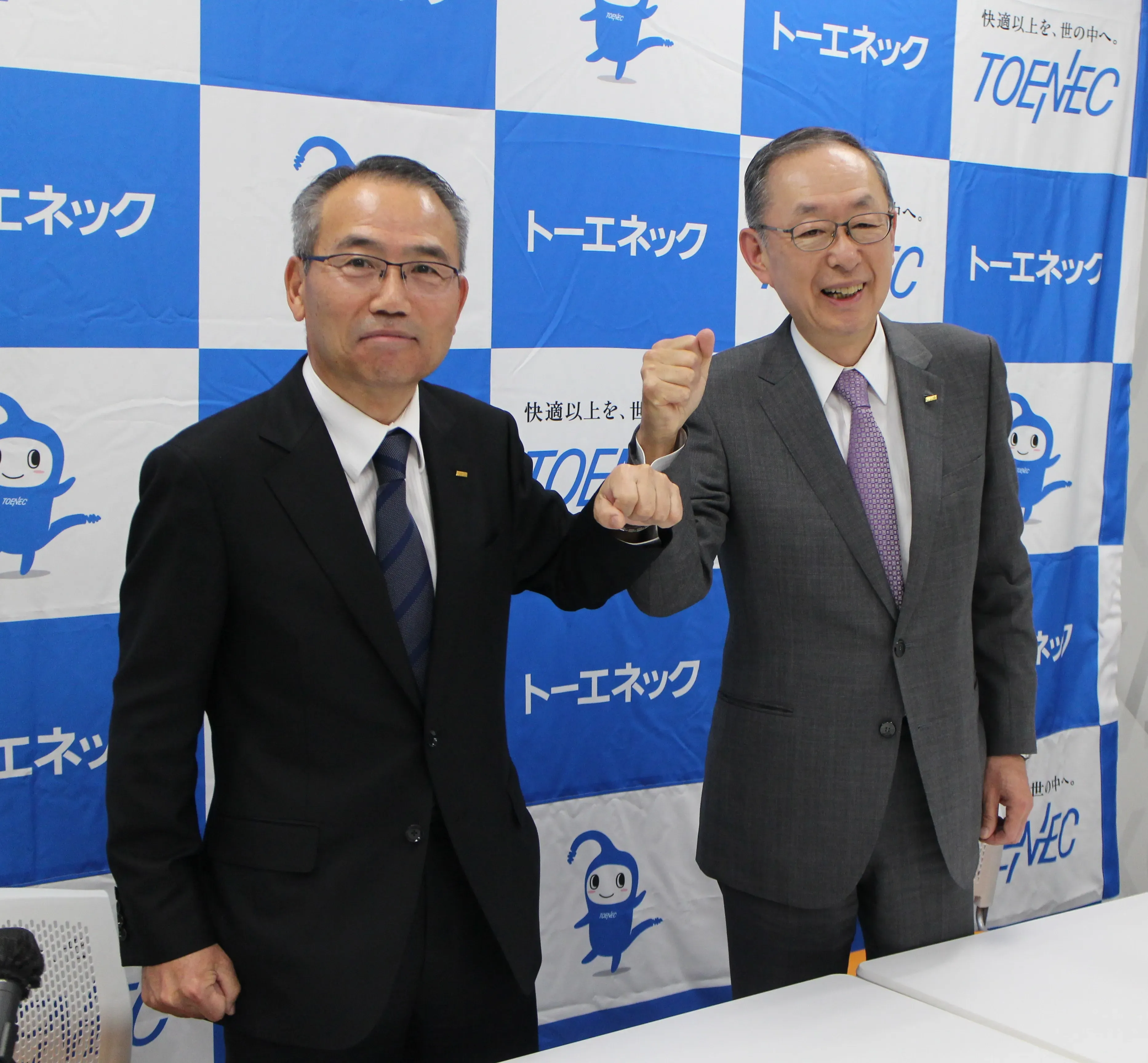 藤田社長就任時の記者会見 藤田社長(左)と大野前社長(右)