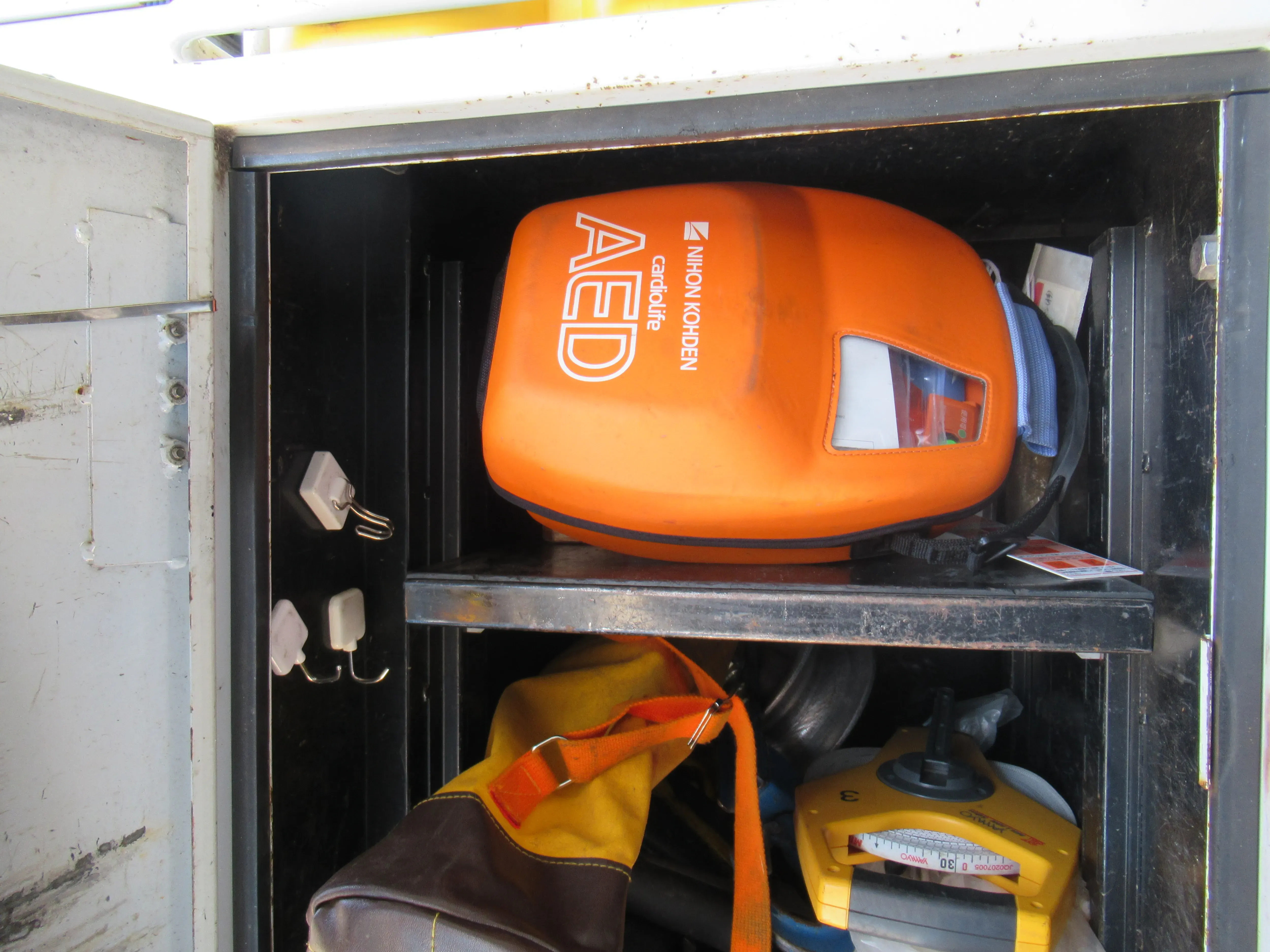 作業車に積載した自動体外式除細動器(AED)
