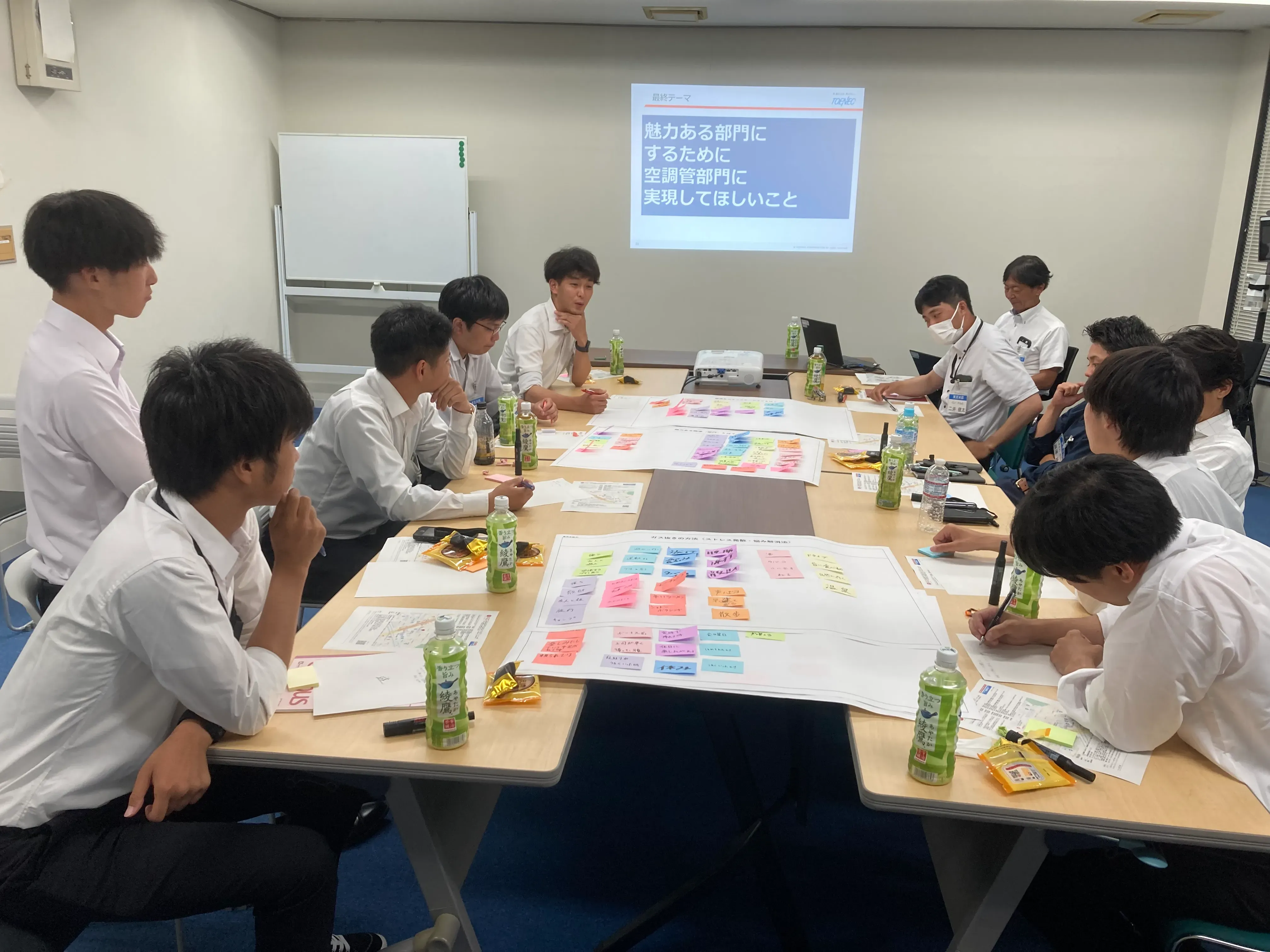 各方面でのディスカッションの様子