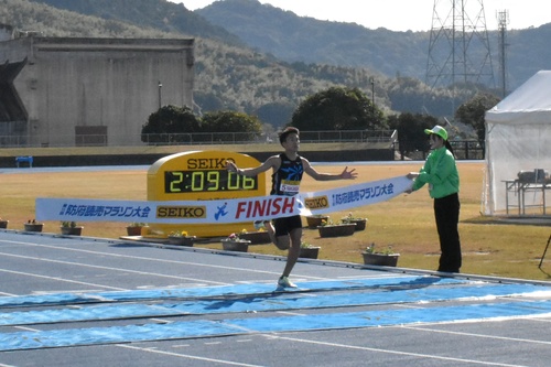 1201第55回防府読売マラソン大会フィニッシュ_男子優勝②.JPG