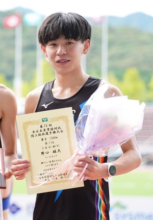 野口選手表彰台.jpg